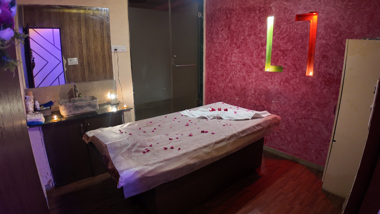 Blue Lotus Spa Malad relaxing massage suite
